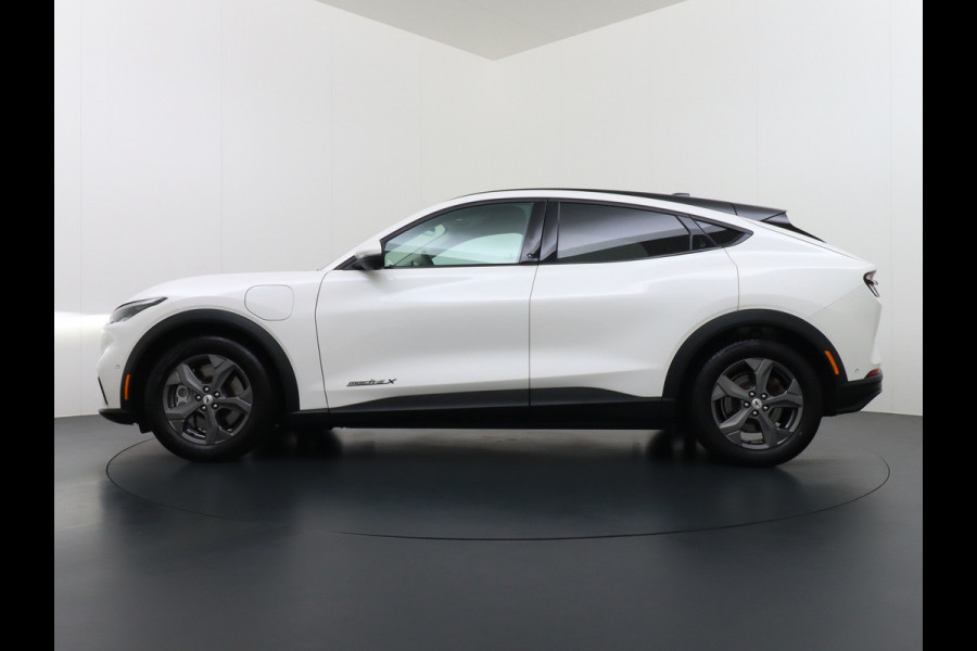 Ford Mustang Mach-E Extended RWD 98kWh SOH 94% 301pk Leer Trekhaak Pano-Dak Adaptive Cruise Lane Centering/change Assist Stop&Go Apple Carpla Elektr.verst.Stoelen+Verwarmd Dual-ECC Fully Active Park Assist Elektr.Achterklep BLISS Driver Alert Warning Keyless Origineel Nederlandse Auto € 63.000- nieuw, Batterijgarantie 8 jaar of 160.000km vanaf nieuw