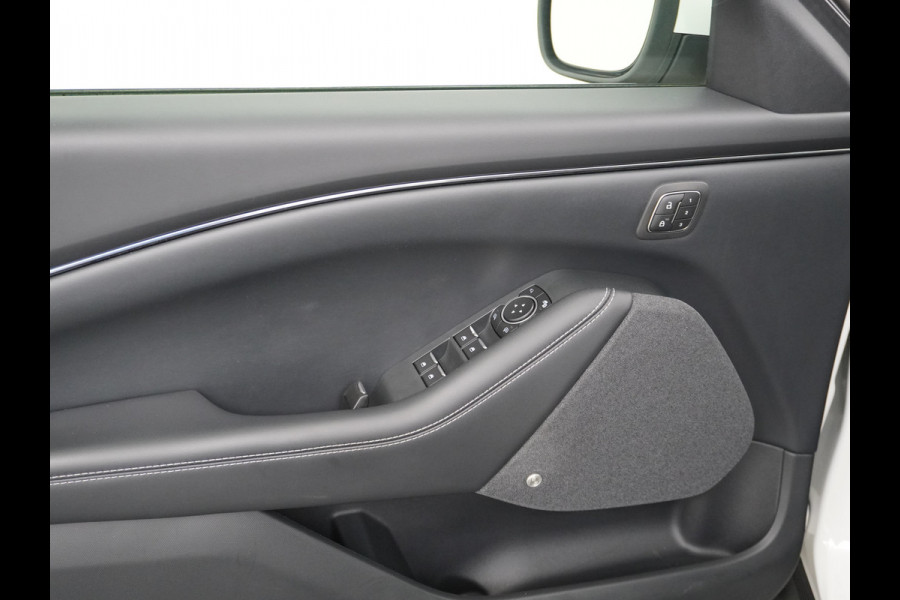 Ford Mustang Mach-E Extended RWD 98kWh SOH 94% 301pk Leer Trekhaak Pano-Dak Adaptive Cruise Lane Centering/change Assist Stop&Go Apple Carpla Elektr.verst.Stoelen+Verwarmd Dual-ECC Fully Active Park Assist Elektr.Achterklep BLISS Driver Alert Warning Keyless Origineel Nederlandse Auto € 63.000- nieuw, Batterijgarantie 8 jaar of 160.000km vanaf nieuw