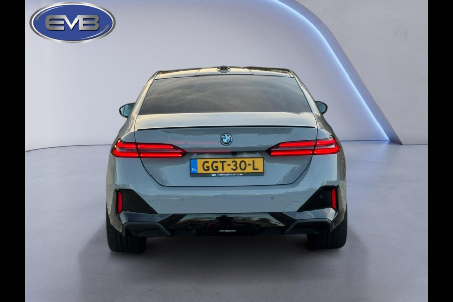 BMW 5 Serie 530e M sport pakket, panoramadak, 21 inch, dashboardcamera, brooklyn grey, afneembare trekhaak