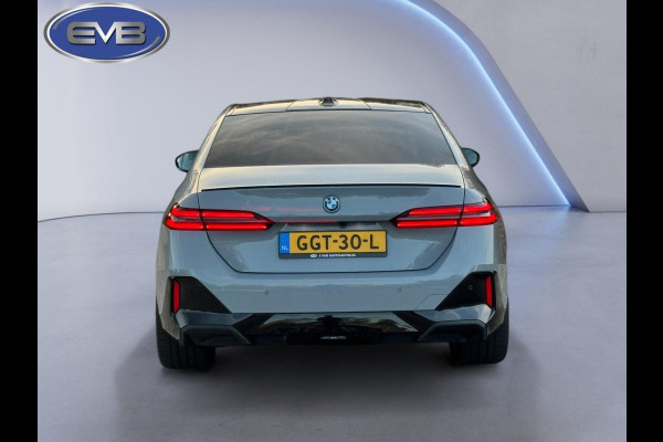 BMW 5 Serie 530e M sport pakket, panoramadak, 21 inch, dashboardcamera, brooklyn grey, afneembare trekhaak