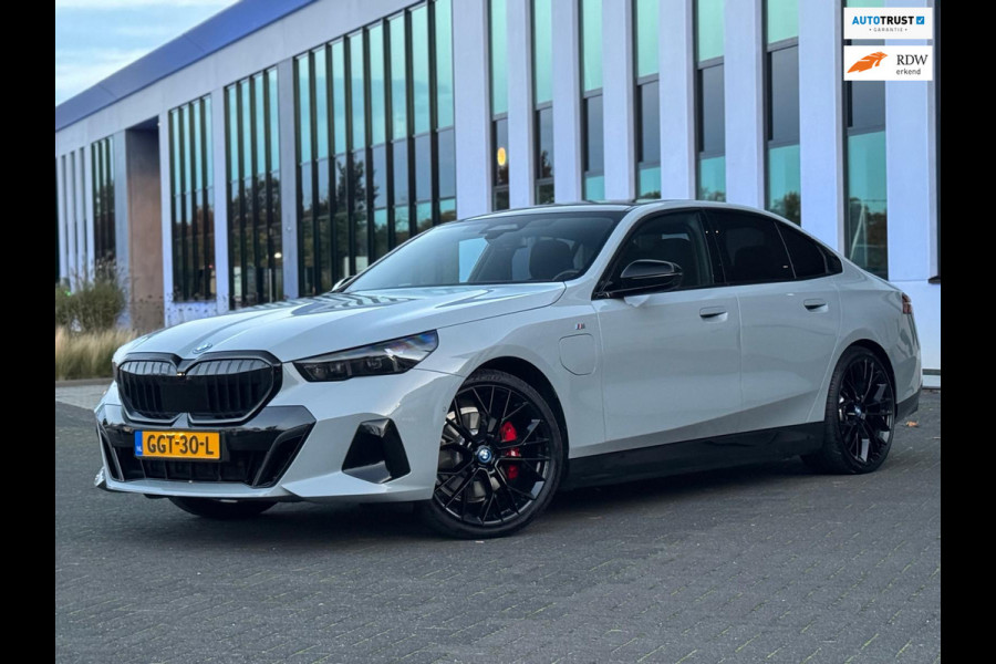 BMW 5 Serie 530e M sport pakket, panoramadak, 21 inch, dashboardcamera, brooklyn grey, afneembare trekhaak