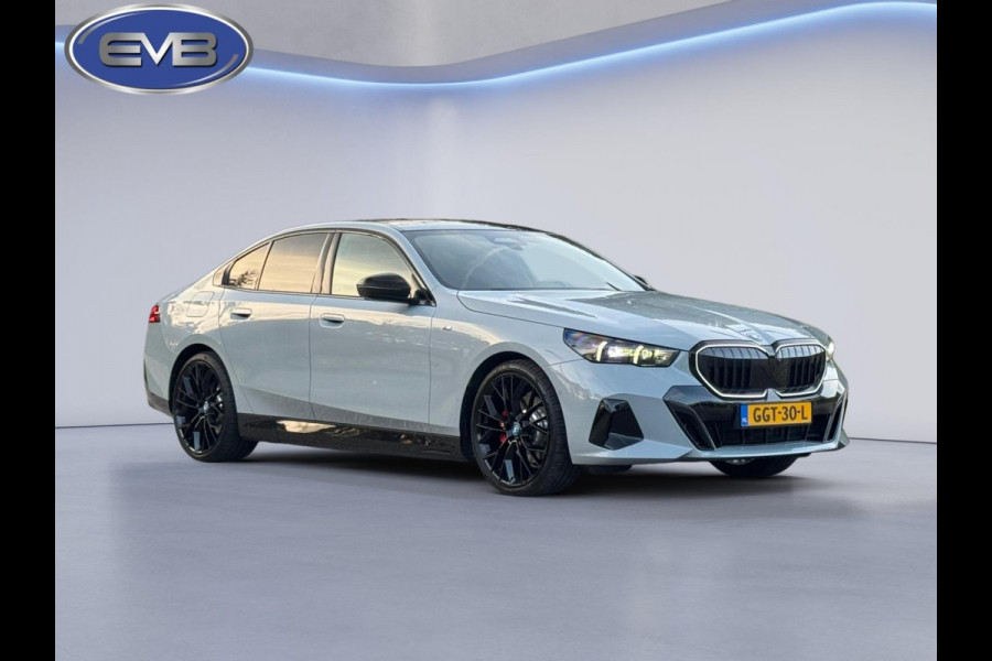 BMW 5 Serie 530e M sport pakket, panoramadak, 21 inch, dashboardcamera, brooklyn grey, afneembare trekhaak