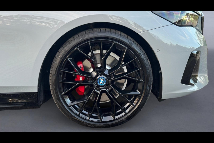 BMW 5 Serie 530e M sport pakket, panoramadak, 21 inch, dashboardcamera, brooklyn grey, afneembare trekhaak