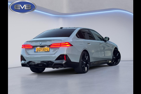 BMW 5 Serie 530e M sport pakket, panoramadak, 21 inch, dashboardcamera, brooklyn grey, afneembare trekhaak