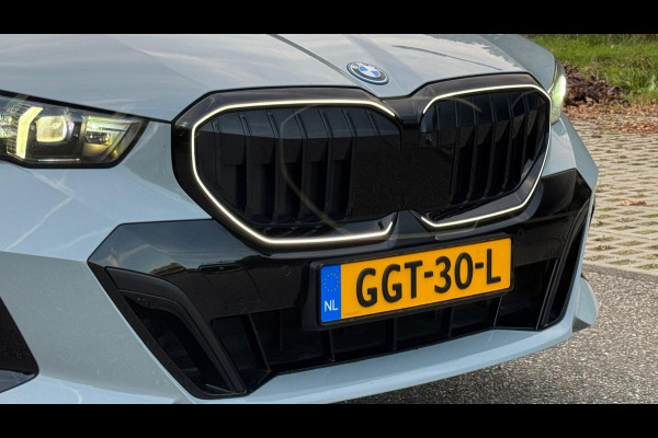 BMW 5 Serie 530e M sport pakket, panoramadak, 21 inch, dashboardcamera, brooklyn grey, afneembare trekhaak