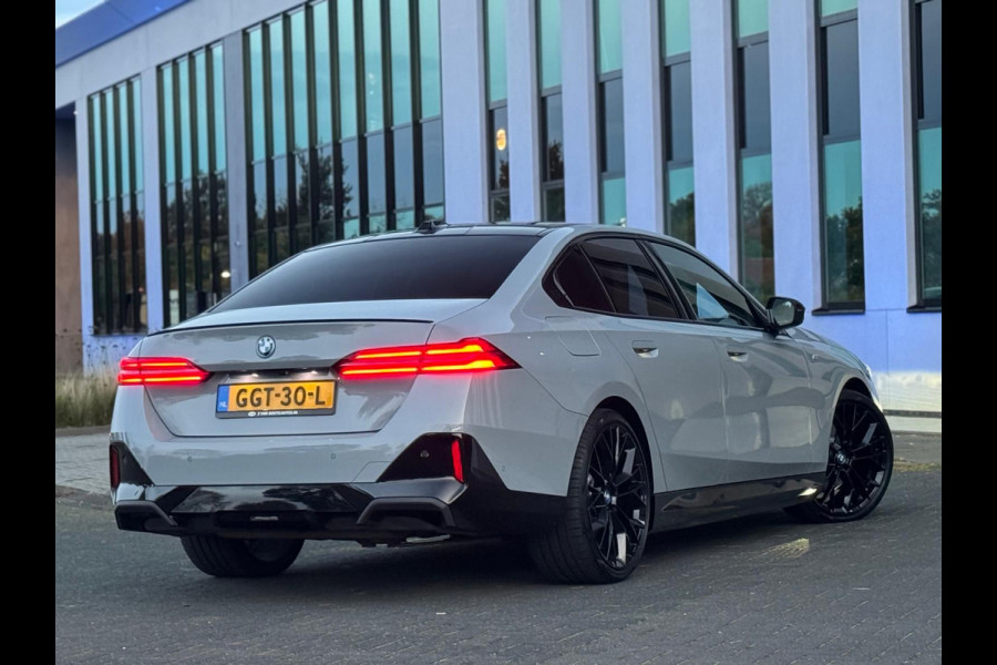 BMW 5 Serie 530e M sport pakket, panoramadak, 21 inch, dashboardcamera, brooklyn grey, afneembare trekhaak