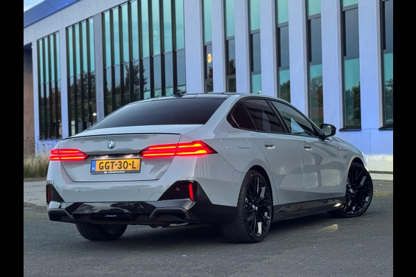 BMW 5 Serie 530e M sport pakket, panoramadak, 21 inch, dashboardcamera, brooklyn grey, afneembare trekhaak