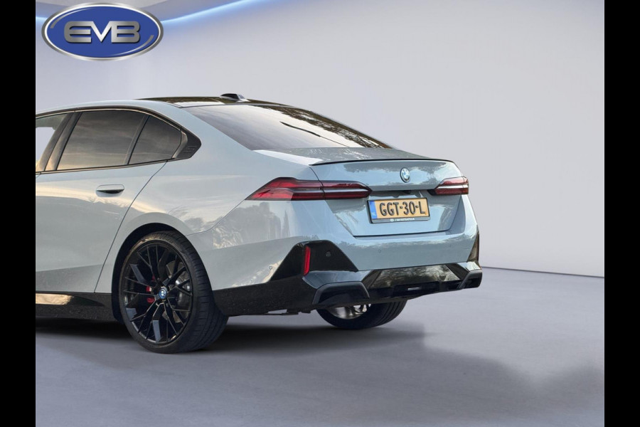 BMW 5 Serie 530e M sport pakket, panoramadak, 21 inch, dashboardcamera, brooklyn grey, afneembare trekhaak