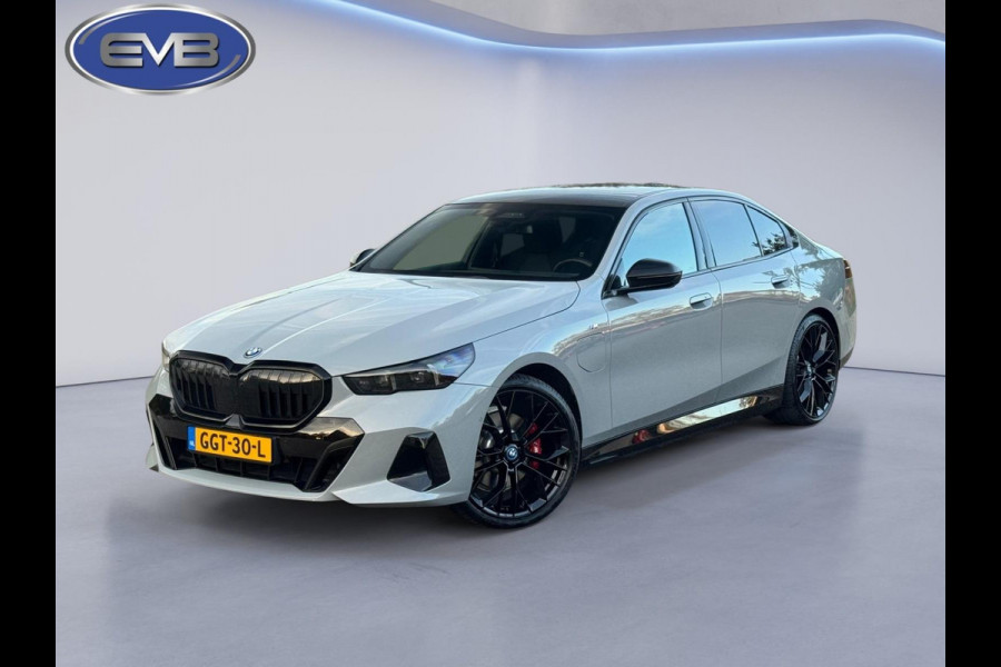 BMW 5 Serie 530e M sport pakket, panoramadak, 21 inch, dashboardcamera, brooklyn grey, afneembare trekhaak