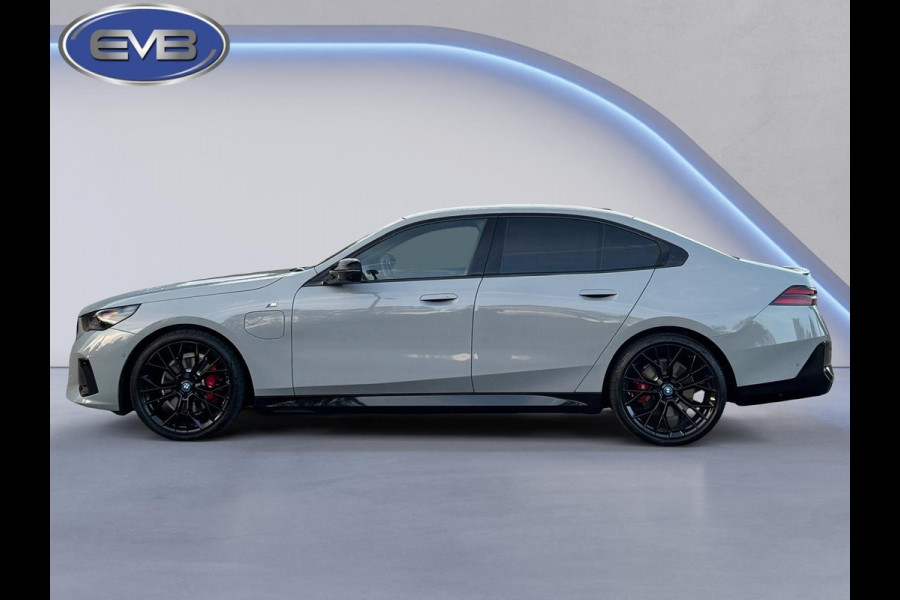 BMW 5 Serie 530e M sport pakket, panoramadak, 21 inch, dashboardcamera, brooklyn grey, afneembare trekhaak