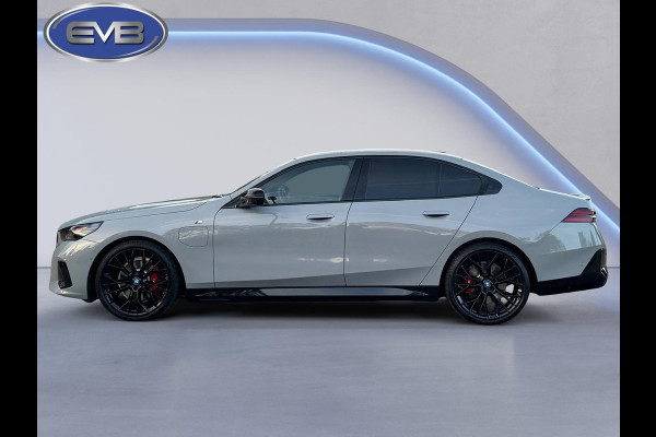 BMW 5 Serie 530e M sport pakket, panoramadak, 21 inch, dashboardcamera, brooklyn grey, afneembare trekhaak