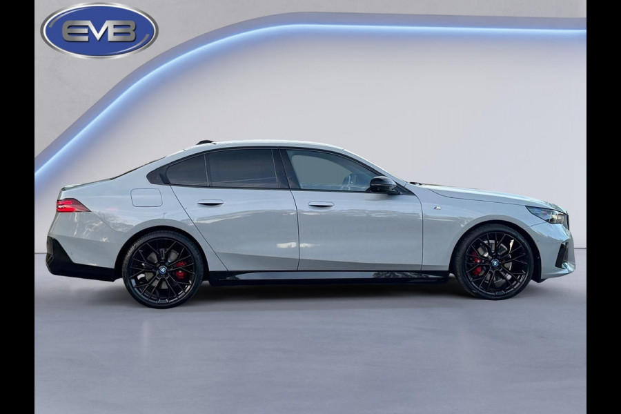 BMW 5 Serie 530e M sport pakket, panoramadak, 21 inch, dashboardcamera, brooklyn grey, afneembare trekhaak