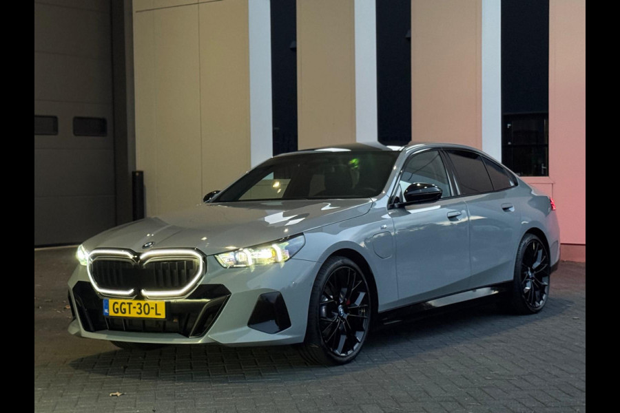 BMW 5 Serie 530e M sport pakket, panoramadak, 21 inch, dashboardcamera, brooklyn grey, afneembare trekhaak