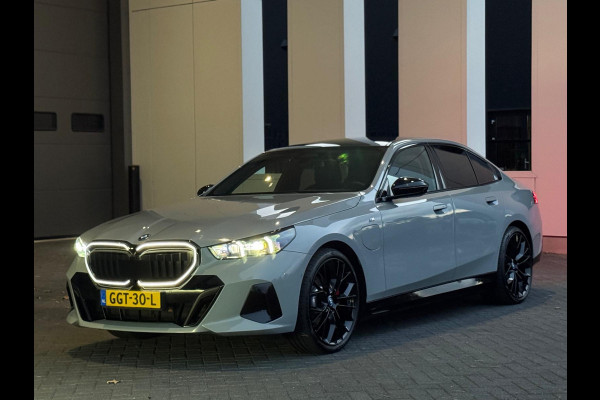 BMW 5 Serie 530e M sport pakket, panoramadak, 21 inch, dashboardcamera, brooklyn grey, afneembare trekhaak