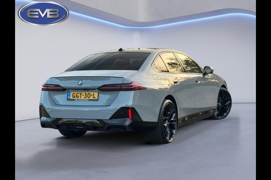BMW 5 Serie 530e M sport pakket, panoramadak, 21 inch, dashboardcamera, brooklyn grey, afneembare trekhaak
