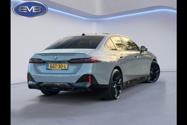BMW 5 Serie 530e M sport pakket, panoramadak, 21 inch, dashboardcamera, brooklyn grey, afneembare trekhaak