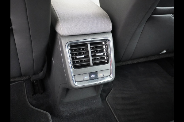 Škoda ENYAQ iV 60 180pk Apple Carplay Android Trekh. Camera Navi Led Lmv 19" PDC 3-zone-Ecc Cruise Control Stoel+Bank-Verwarmd Keyless Rijstrooksensor Virtual Cockpit Bluetooth Park-assist memory Connected services 1e Eigenaar Nieuwprijs €48.450,- Trekgewicht 1.000kg Accu-Garantie tot 13-02-2031 /160.000km