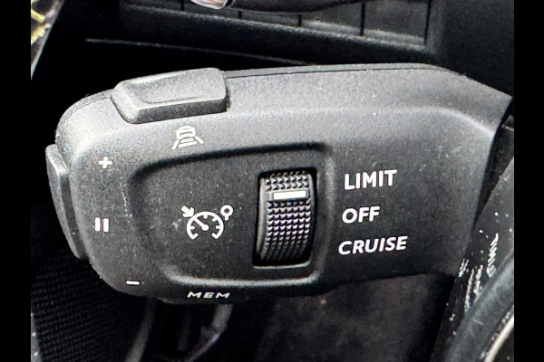 Peugeot 2008 1.2 PureTech GT Automaat Adaptive cruise Cruise control Achteruitrijcamera Apple / Android Focal audio Leer Trekhaak