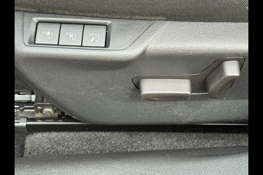 Peugeot 2008 1.2 PureTech GT Automaat Adaptive cruise Cruise control Achteruitrijcamera Apple / Android Focal audio Leer Trekhaak