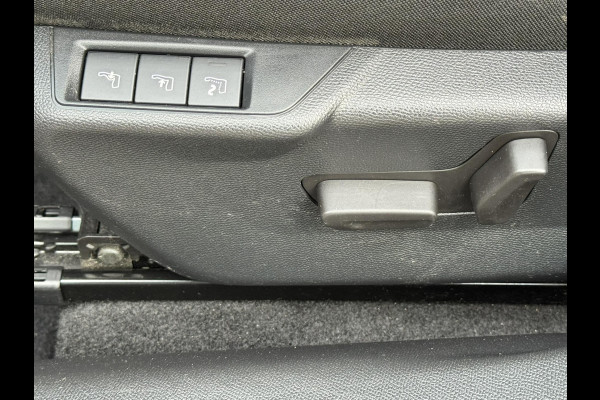 Peugeot 2008 1.2 PureTech GT Automaat Adaptive cruise Cruise control Achteruitrijcamera Apple / Android Focal audio Leer Trekhaak