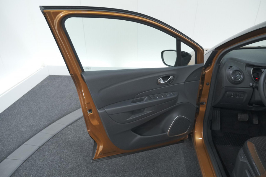 Renault Captur TCe 120 EDC Intens | Camera | Stoelverwarming | Navigatie | Parkeersensoren