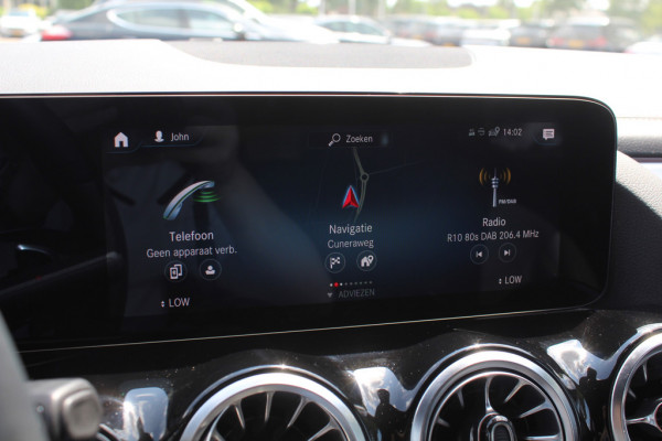 Mercedes-Benz EQA 250 Business Solution AMG 67 kWh / Panoramadak / Camera / Head-up / Memory Seats / Burmester / 20'' / Sfeerverlichting / CarPlay / Stoelverwarming / Dodehoek / Cruise Control