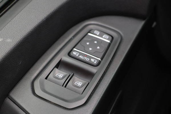 Renault Trafic 2.0 dCi 170 PK L2H1 DC | CarPlay | Camera | Navigatie | LED Koplampen | Climate control | Trekhaak | Cruise control | 5-Zitter | Nieuwe APK | NAP Logisch