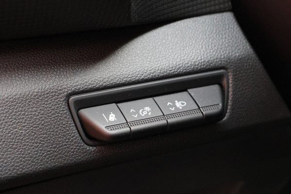 Renault Trafic 2.0 dCi 170 PK L2H1 DC | CarPlay | Camera | Navigatie | LED Koplampen | Climate control | Trekhaak | Cruise control | 5-Zitter | Nieuwe APK | NAP Logisch