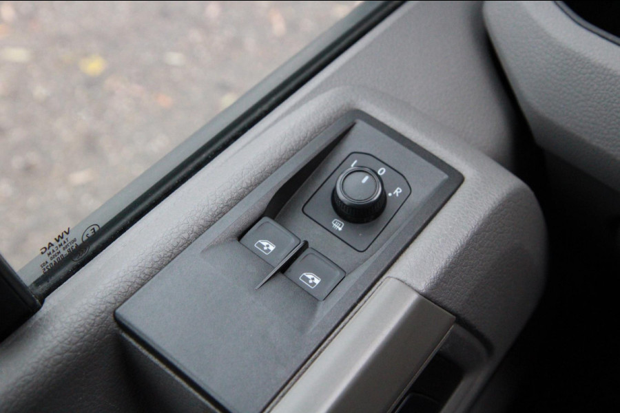 Volkswagen Crafter 35 2.0 TDI L3H3 140PK / Trekhaak / Camera / 3000 trekgewicht