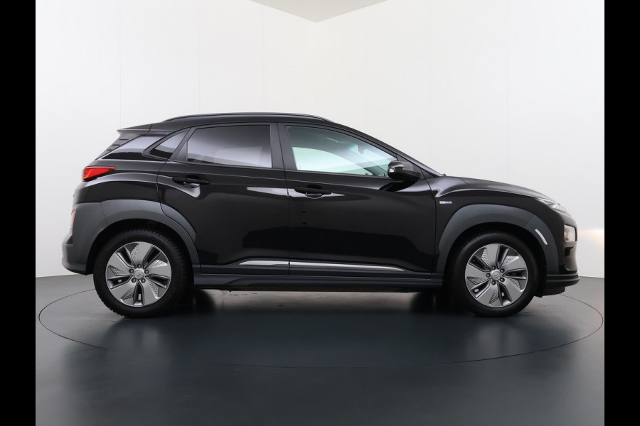 Hyundai Kona EV 64kWh SOH 100% Warmtepomp Head Up Display Adap.Cruise Navi Ecc Camera Apple Carplay Android Auto Pdc Fashion Lane Assist Dodehoekwaarschuwing Keyless Privacy Glas DAB FCA 1e Eigenaar Origineel Nederlandse Auto