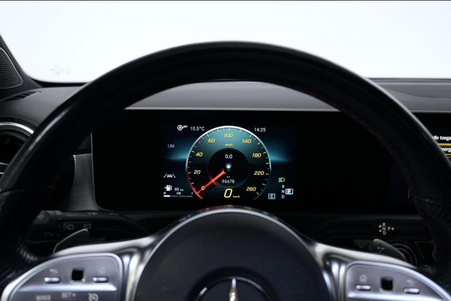 Mercedes-Benz A-Klasse 200 AMG Automaat 163 PK | Pano-dak | Widescreen | Stoelverwarming | Camera | Led | Pdc |