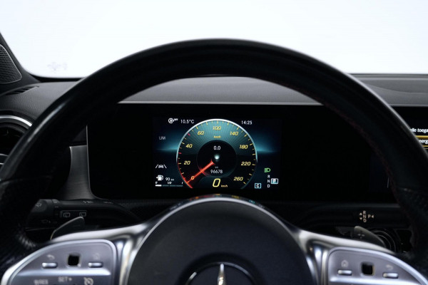Mercedes-Benz A-Klasse 200 AMG Automaat 163 PK | Pano-dak | Widescreen | Stoelverwarming | Camera | Led | Pdc |