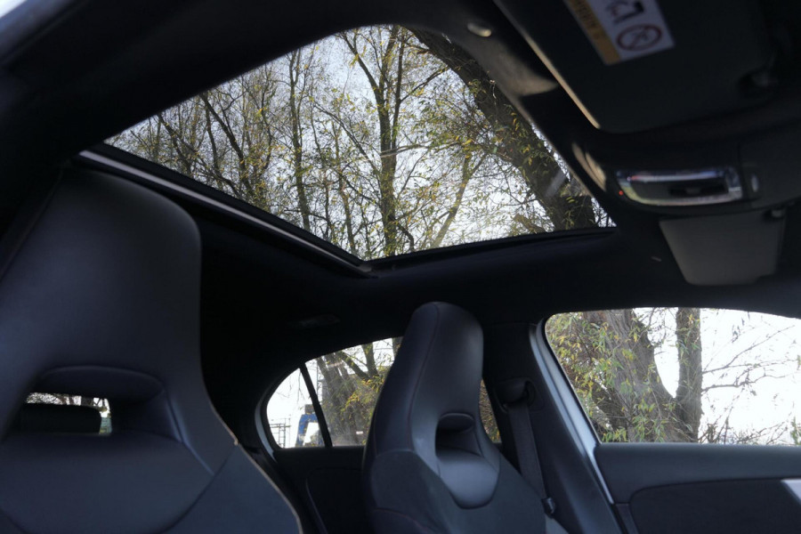 Mercedes-Benz A-Klasse 200 AMG Automaat 163 PK | Pano-dak | Widescreen | Stoelverwarming | Camera | Led | Pdc |