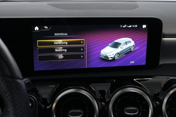 Mercedes-Benz A-Klasse 200 AMG Automaat 163 PK | Pano-dak | Widescreen | Stoelverwarming | Camera | Led | Pdc |