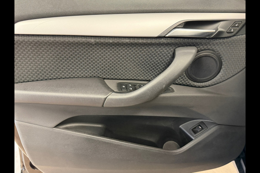 BMW X1 SDrive18i High Executive Edition AUT. NAVIGATIE CAMERA PDC CRUISE KEYLESS-GO STOELVERWARMING