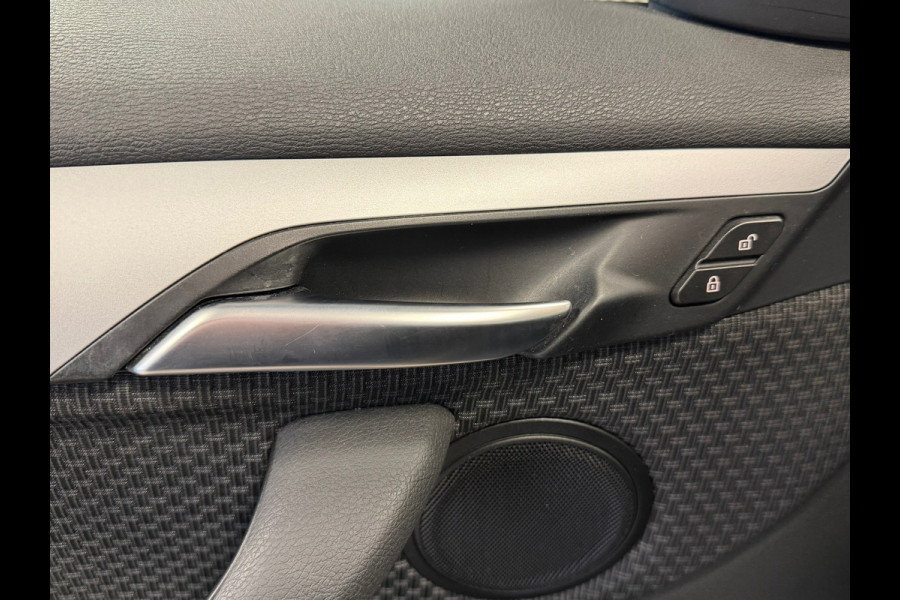 BMW X1 SDrive18i High Executive Edition AUT. NAVIGATIE CAMERA PDC CRUISE KEYLESS-GO STOELVERWARMING
