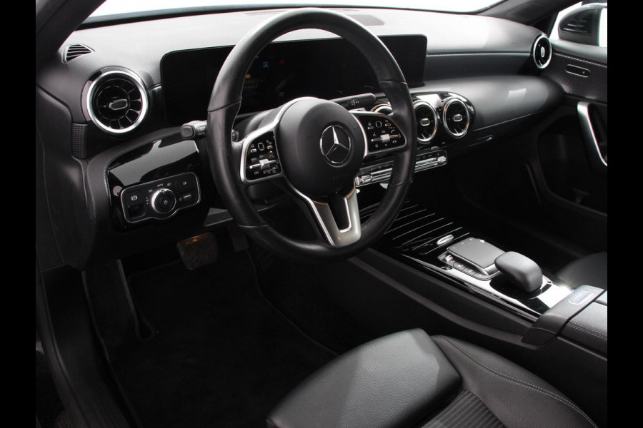 Mercedes-Benz A-Klasse 200 Automaat Progressive Mercedes-Benz A-klasse 200 Progressive | Navigatie | Climate Control | Lane Assist | Camera | Trekhaak | DAB | LED | Verkeersbord Herkenning |