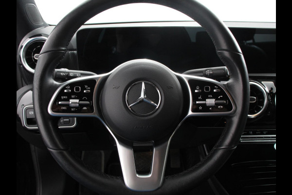 Mercedes-Benz A-Klasse 200 Automaat Progressive Mercedes-Benz A-klasse 200 Progressive | Navigatie | Climate Control | Lane Assist | Camera | Trekhaak | DAB | LED | Verkeersbord Herkenning |