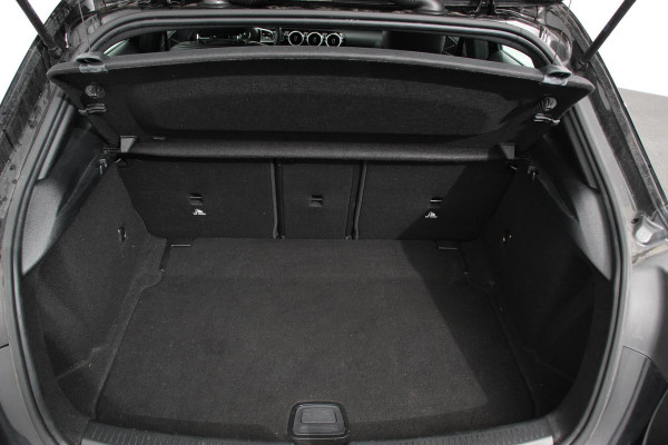 Mercedes-Benz A-Klasse 200 Automaat Progressive Mercedes-Benz A-klasse 200 Progressive | Navigatie | Climate Control | Lane Assist | Camera | Trekhaak | DAB | LED | Verkeersbord Herkenning |