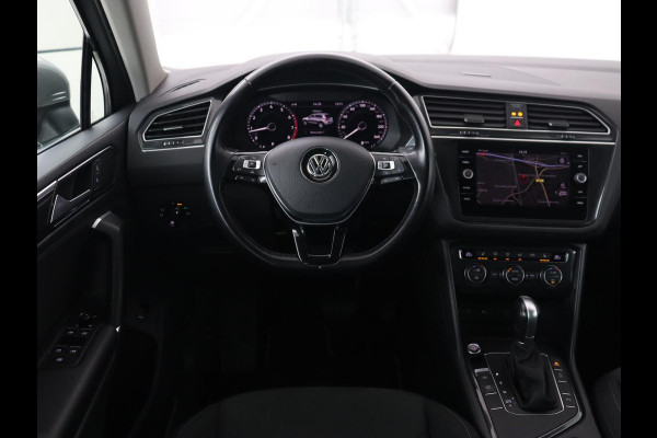 Volkswagen Tiguan 1.4 TSI R Line | Stoelverwarming | Trekhaak | Carplay | Navigatie | Virtual Cockpit | Adaptive cruise | 19'' | Parkeerhulp | Bluetooth | Adaptief LED