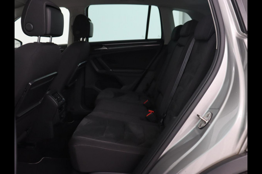 Volkswagen Tiguan 1.4 TSI R Line | Stoelverwarming | Trekhaak | Carplay | Navigatie | Virtual Cockpit | Adaptive cruise | 19'' | Parkeerhulp | Bluetooth | Adaptief LED