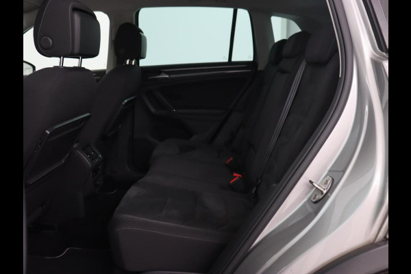 Volkswagen Tiguan 1.4 TSI R Line | Stoelverwarming | Trekhaak | Carplay | Navigatie | Virtual Cockpit | Adaptive cruise | 19'' | Parkeerhulp | Bluetooth | Adaptief LED