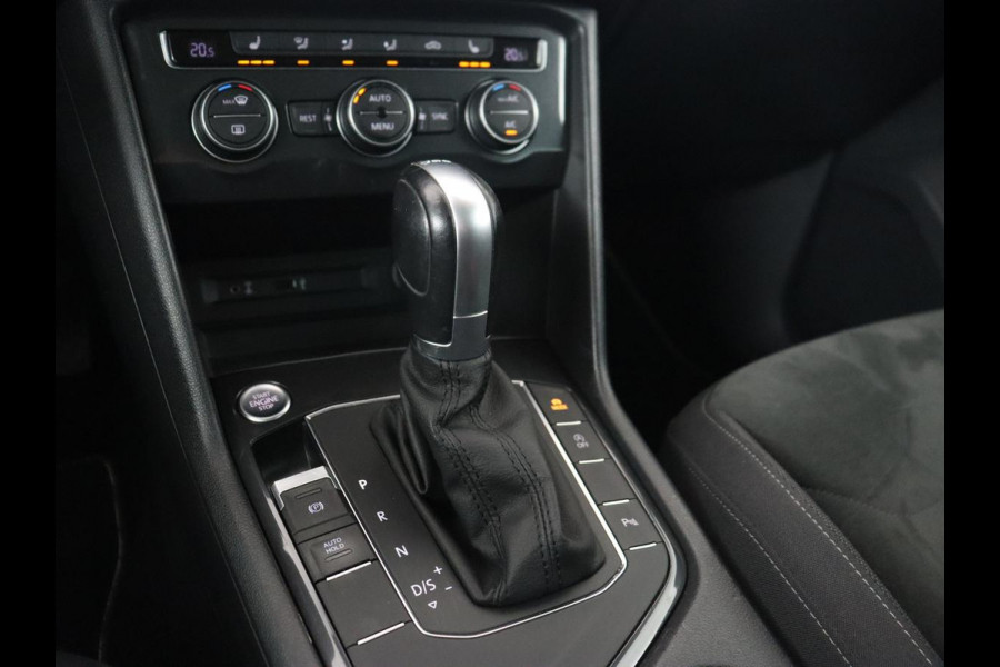 Volkswagen Tiguan 1.4 TSI R Line | Stoelverwarming | Trekhaak | Carplay | Navigatie | Virtual Cockpit | Adaptive cruise | 19'' | Parkeerhulp | Bluetooth | Adaptief LED