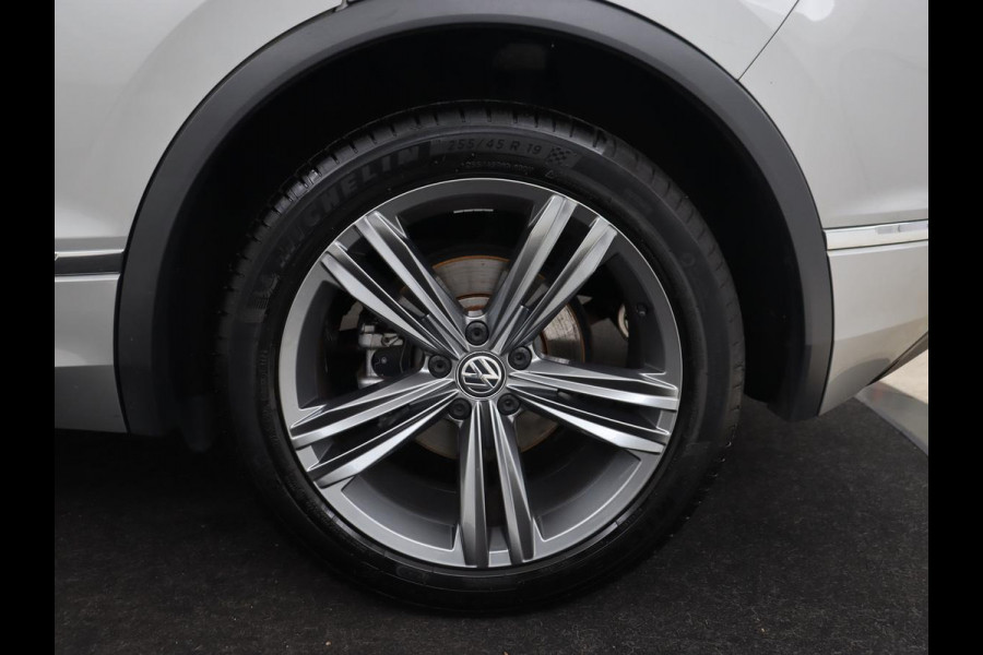 Volkswagen Tiguan 1.4 TSI R Line | Stoelverwarming | Trekhaak | Carplay | Navigatie | Virtual Cockpit | Adaptive cruise | 19'' | Parkeerhulp | Bluetooth | Adaptief LED
