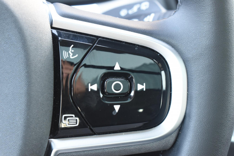 Volvo XC60 T6 350PK Automaat Plug-in Hybrid AWD Plus Dark / Navigatie / 360 Camera / Adaptieve Cruise Control / Stuur & Stoelverwarming / Elektr. Achterklep / Schuifdak / Trekhaak