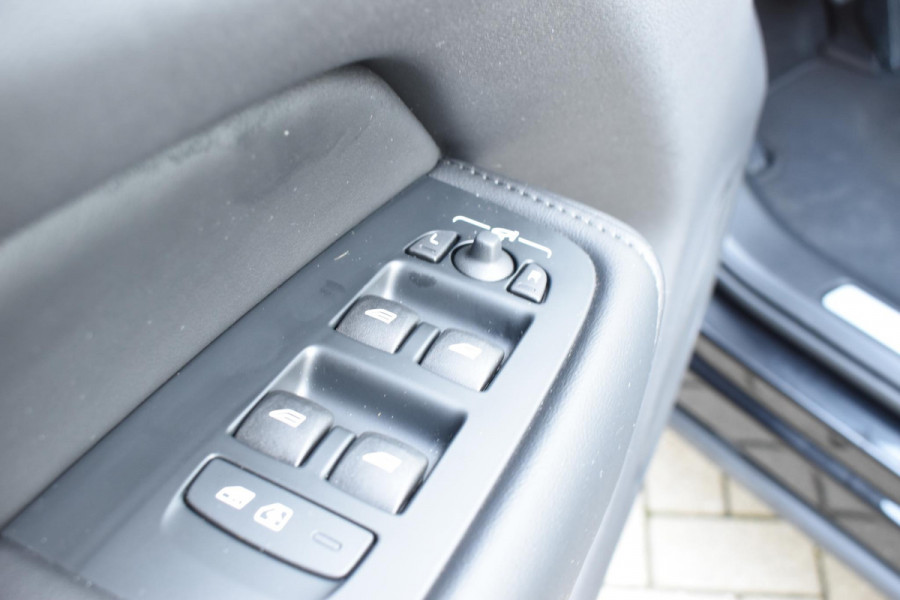 Volvo XC60 T6 350PK Automaat Plug-in Hybrid AWD Plus Dark / Navigatie / 360 Camera / Adaptieve Cruise Control / Stuur & Stoelverwarming / Elektr. Achterklep / Schuifdak / Trekhaak