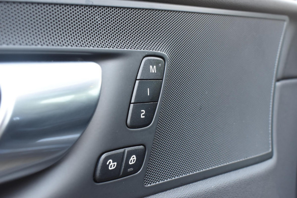 Volvo XC60 T6 350PK Automaat Plug-in Hybrid AWD Plus Dark / Navigatie / 360 Camera / Adaptieve Cruise Control / Stuur & Stoelverwarming / Elektr. Achterklep / Schuifdak / Trekhaak