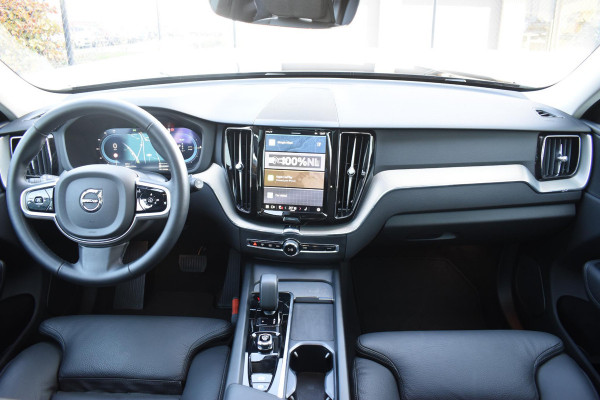 Volvo XC60 T6 350PK Automaat Plug-in Hybrid AWD Plus Dark / Navigatie / 360 Camera / Adaptieve Cruise Control / Stuur & Stoelverwarming / Elektr. Achterklep / Schuifdak / Trekhaak
