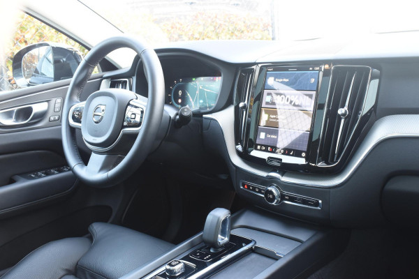Volvo XC60 T6 350PK Automaat Plug-in Hybrid AWD Plus Dark / Navigatie / 360 Camera / Adaptieve Cruise Control / Stuur & Stoelverwarming / Elektr. Achterklep / Schuifdak / Trekhaak