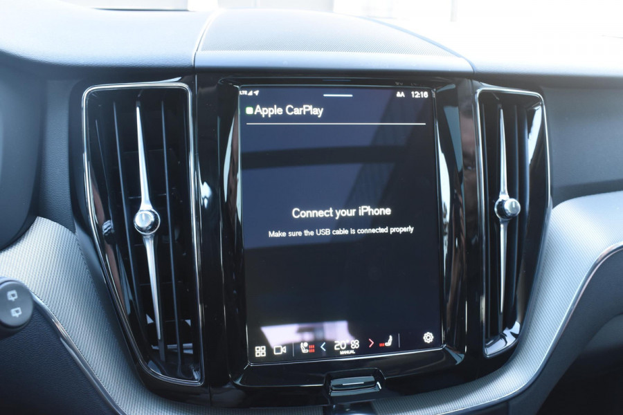 Volvo XC60 T6 350PK Automaat Plug-in Hybrid AWD Plus Dark / Navigatie / 360 Camera / Adaptieve Cruise Control / Stuur & Stoelverwarming / Elektr. Achterklep / Schuifdak / Trekhaak